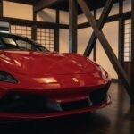フェラーリのフロントボディに施された透明なプロテクションフィルム。新車時のオリジナル塗装を石跳ねや傷から守り、将来のリセールバリューを維持する資産防衛の様子。