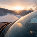 長野の冬の高速道路を走る高級車のフロントガラス。飛来する氷片や飛び石による破損を防ぐフロントガラス専用プロテクションフィルムの効果をイメージし、クリアな視界と高い安全性を強調したカット。