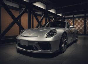 ポルシェ911のフロントバンパーへのプロテクションフィルム施工。長野の過酷な走行環境下で、飛び石傷や融雪剤による塗装ダメージを物理的に遮断し、高額査定を可能にする。
