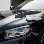 プロテクションフィルム施工後の洗車方法と注意点のアイキャッチ画像。プロテクションフィルム施工後の洗車方法｜高圧洗浄・ワックス・拭き上げの注意点をイメージした図。